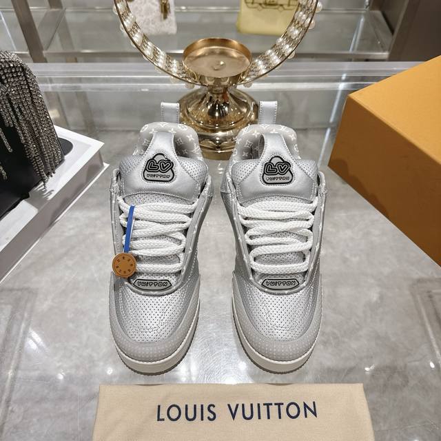 出厂价P 颜色：原版配色 情侣款 码数：女款34-40 41订做 男款38-44 45 46码订做 标准码 材质：路易威登新款 高帮 休闲鞋！高品质拉邦工艺搭配