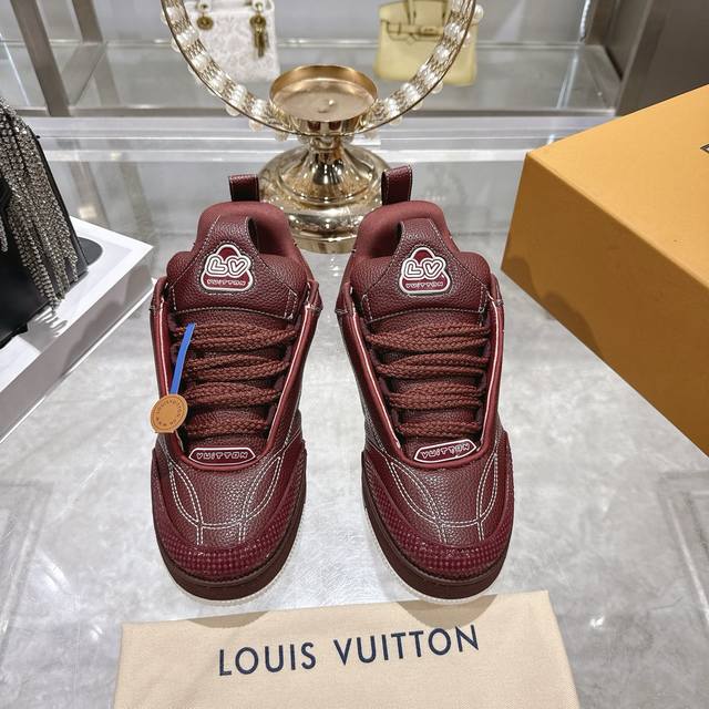 出厂价P 颜色：原版配色 情侣款 码数：女款34-40 41订做 男款38-44 45 46码订做 标准码 材质：路易威登新款 高帮 休闲鞋！高品质拉邦工艺搭配