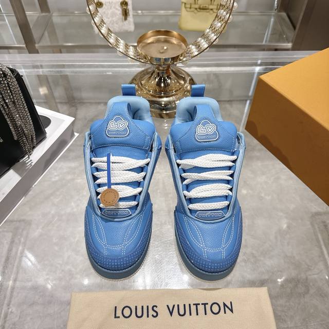 出厂价P 颜色：原版配色 情侣款 码数：女款34-40 41订做 男款38-44 45 46码订做 标准码 材质：路易威登新款 高帮 休闲鞋！高品质拉邦工艺搭配