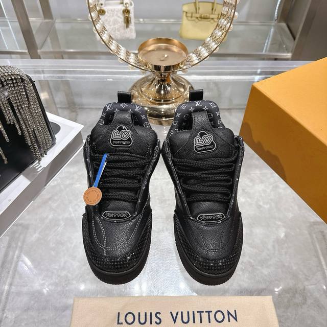 出厂价P 颜色：原版配色 情侣款 码数：女款34-40 41订做 男款38-44 45 46码订做 标准码 材质：路易威登新款 高帮 休闲鞋！高品质拉邦工艺搭配