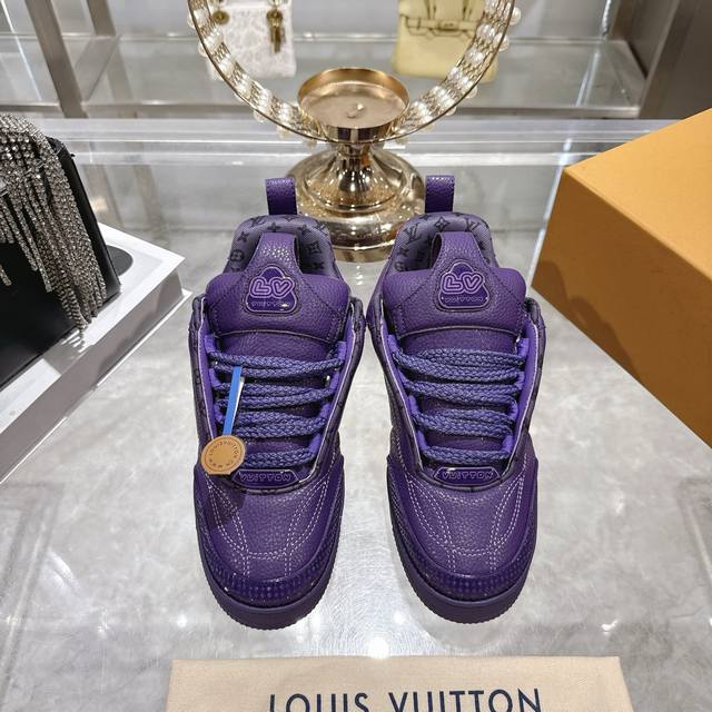 出厂价P 颜色：原版配色 情侣款 码数：女款34-40 41订做 男款38-44 45 46码订做 标准码 材质：路易威登新款 高帮 休闲鞋！高品质拉邦工艺搭配