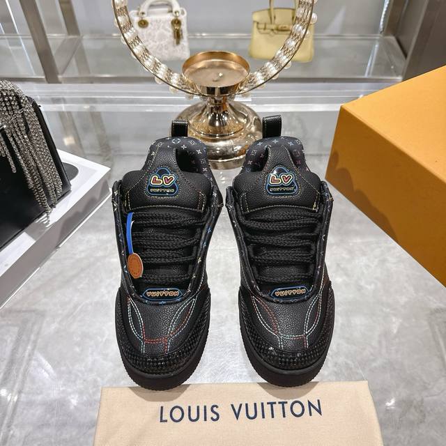 出厂价P 颜色：原版配色 情侣款 码数：女款34-40 41订做 男款38-44 45 46码订做 标准码 材质：路易威登新款 高帮 休闲鞋！高品质拉邦工艺搭配