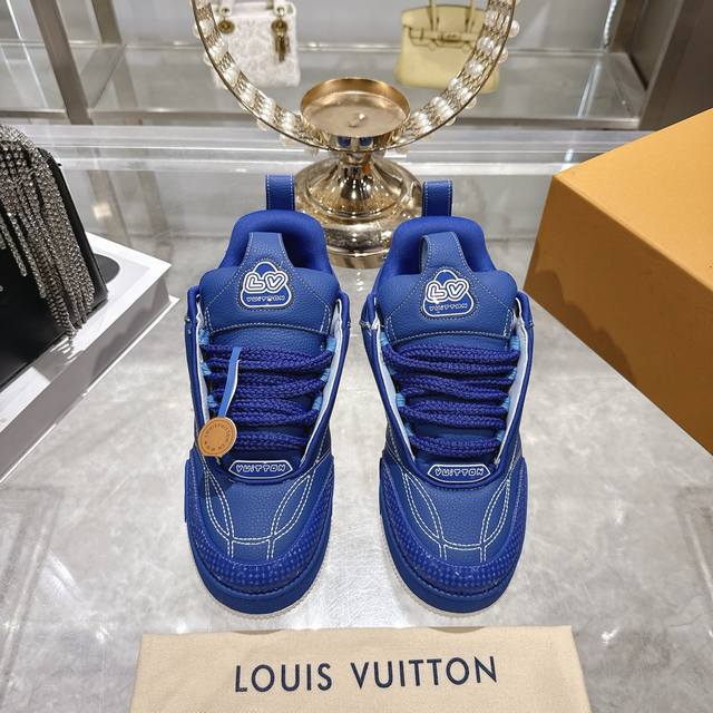 出厂价P 颜色：原版配色 情侣款 码数：女款34-40 41订做 男款38-44 45 46码订做 标准码 材质：路易威登新款 高帮 休闲鞋！高品质拉邦工艺搭配