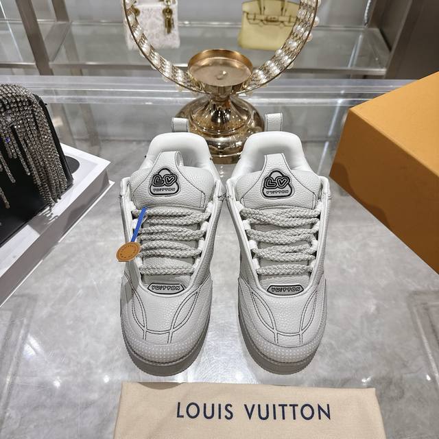 出厂价P 颜色：原版配色 情侣款 码数：女款34-40 41订做 男款38-44 45 46码订做 标准码 材质：路易威登新款 高帮 休闲鞋！高品质拉邦工艺搭配