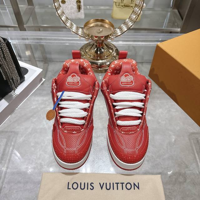 出厂价P 颜色：原版配色 情侣款 码数：女款34-40 41订做 男款38-44 45 46码订做 标准码 材质：路易威登新款 高帮 休闲鞋！高品质拉邦工艺搭配