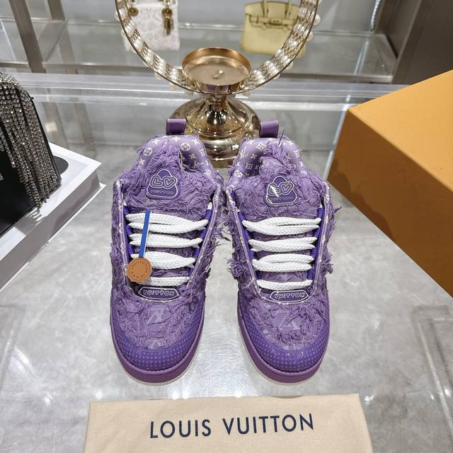 出厂价P 颜色：原版配色 情侣款 码数：女款34-40 41订做 男款38-44 45 46码订做 标准码 材质：路易威登新款 高帮 休闲鞋！高品质拉邦工艺搭配