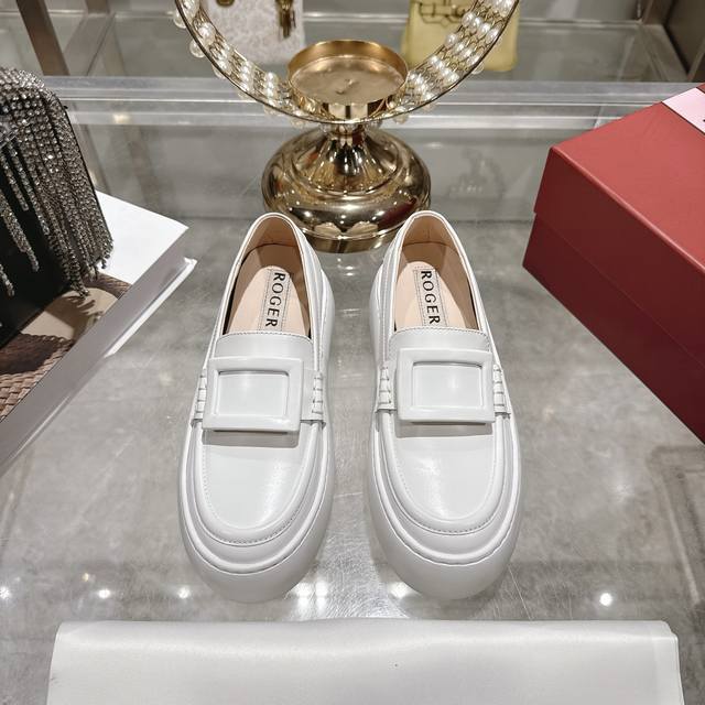 出厂 Vivie*R 25Ss专柜新款厚底面包鞋 小白鞋同步专柜 这样看还是挺养眼的 专属扣 简洁 方扣精美很有 Rv的特点 **6Cm但是保留了小白鞋的百搭干