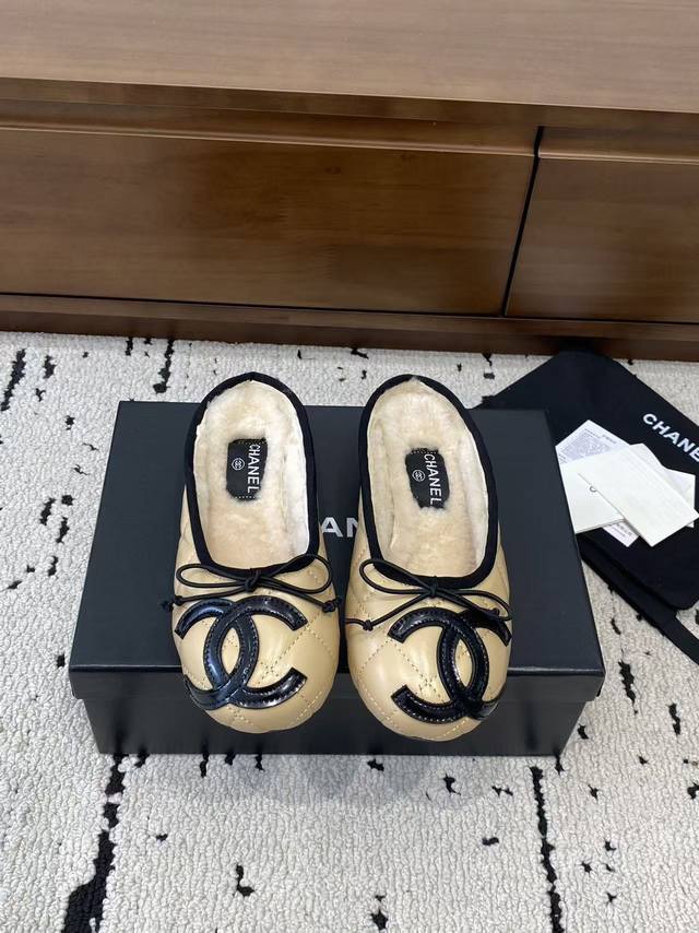 顶级版本 Chane*2025新款中古康鹏鞋平底鞋芭蕾舞毛毛拖鞋上新，这双简直太好穿惹！！通体小羊皮山羊皮+内里真羊毛，穿上脚舒适度满分～ 经典双配色 标志性双