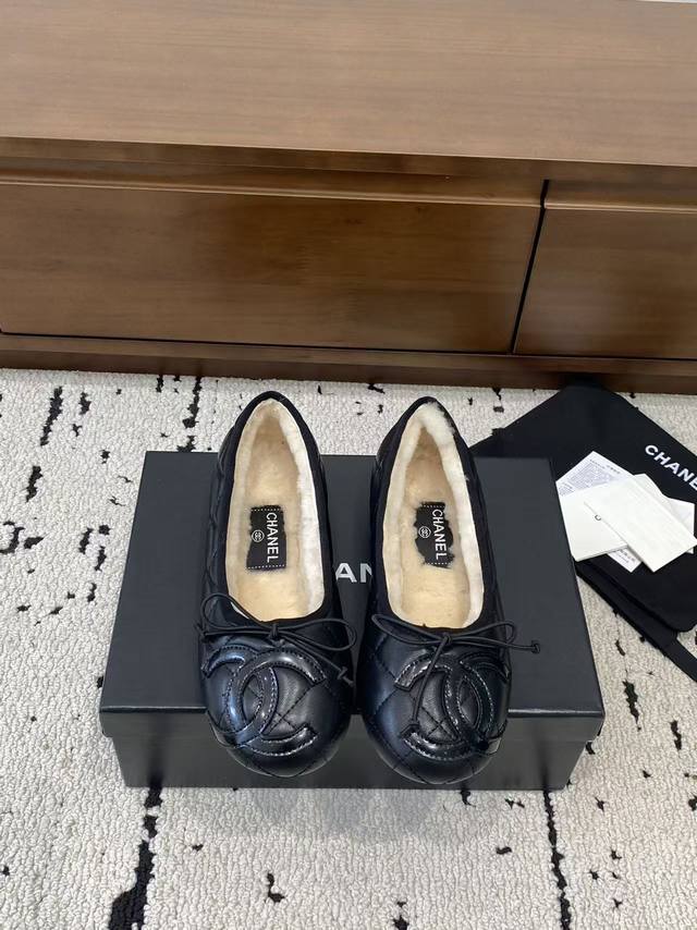 顶级版本 Chane*2025新款中古康鹏鞋平底鞋芭蕾舞毛毛鞋上新，这双简直太好穿惹！！通体小羊皮山羊皮+内里真羊毛，穿上脚舒适度满分～ 经典双配色 标志性双大