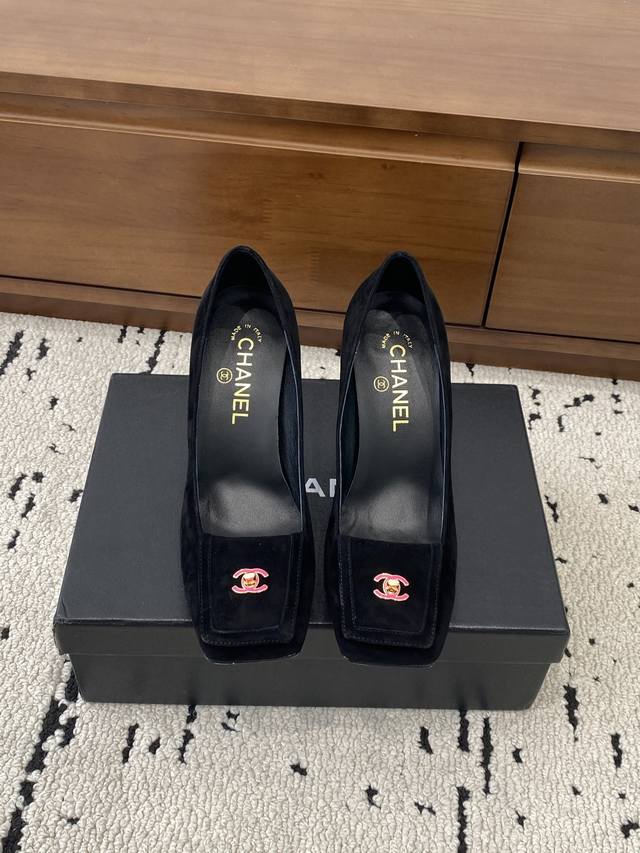 顶级品质 经典之作，代购级别 Chanel 香奈儿最值得拥有的经典款 粗跟方头拼色百搭高跟单鞋，材质:鞋面采用进口全新混种羊皮内里高级混种羊皮+意大利进口牛皮底