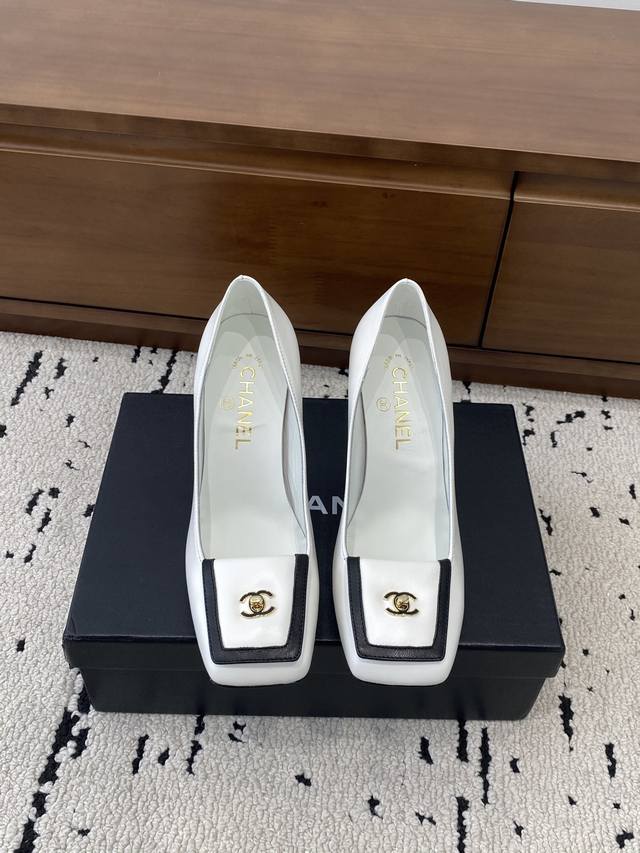顶级品质 经典之作，代购级别 Chanel 香奈儿最值得拥有的经典款 粗跟方头拼色百搭高跟单鞋，材质:鞋面采用进口全新混种羊皮内里高级混种羊皮+意大利进口牛皮底