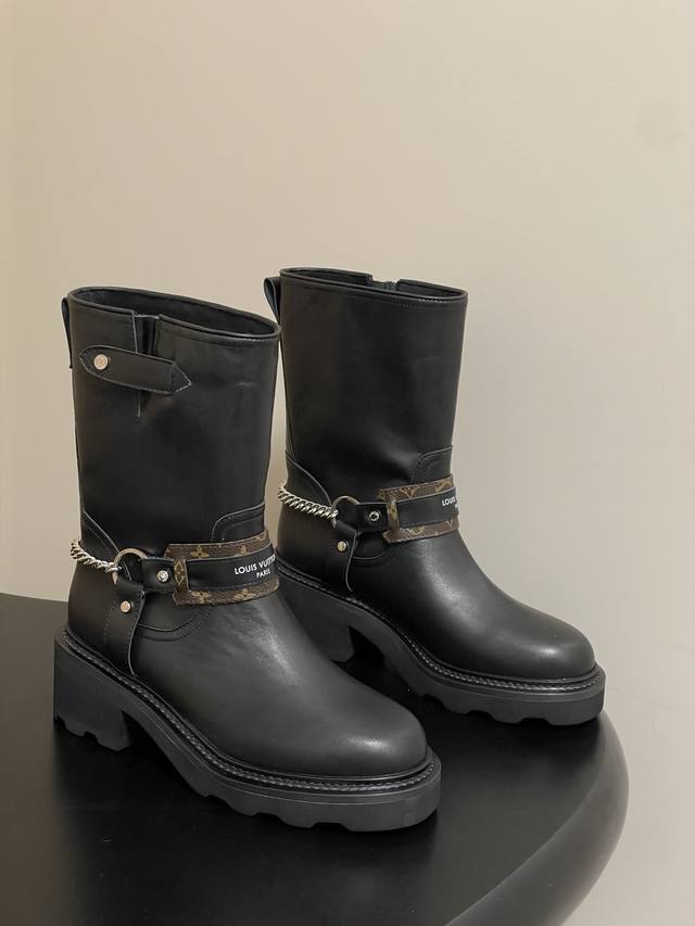 25Fw秋冬新款Louis Vuitton Lv 链条短筒靴一脚蹬老花皮拼色厚底高跟切尔西短靴 本款 Lv Beaubourg切尔西及踝靴拼接光滑牛皮革和Mon