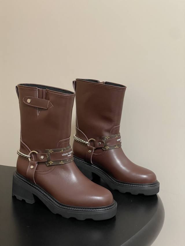 25Fw秋冬新款Louis Vuitton Lv 链条短筒靴一脚蹬老花皮拼色厚底高跟切尔西短靴 本款 Lv Beaubourg切尔西及踝靴拼接光滑牛皮革和Mon