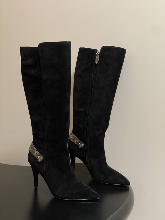 25Ss早秋新款Louis Vuitton Lv Legacy 尖头高跟长靴侧拉链老花皮带长筒靴 本款 Legacy 及踝靴取材光滑牛皮革，搭配宛若品牌传统硬箱