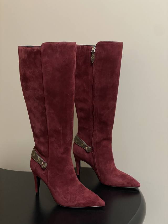 25Ss早秋新款Louis Vuitton Lv Legacy 尖头高跟长靴侧拉链老花皮带长筒靴 本款 Legacy 及踝靴取材光滑牛皮革，搭配宛若品牌传统硬箱