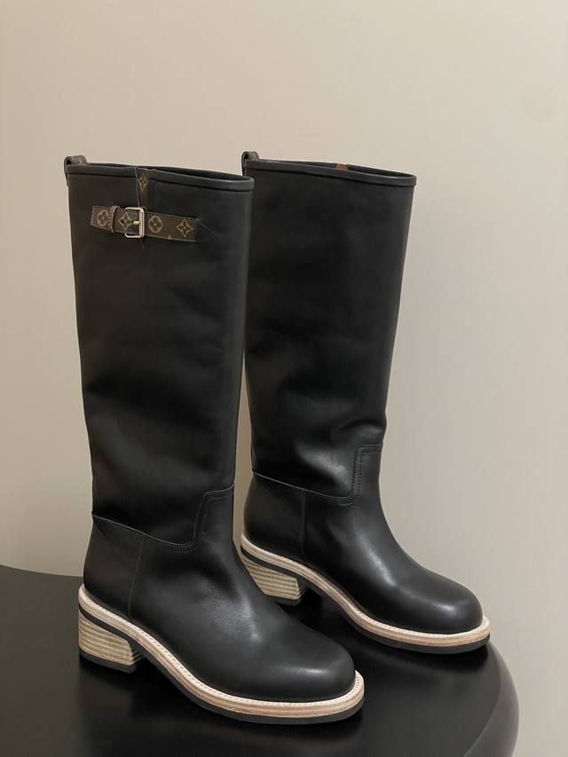 25Fw秋冬新款Louis Vuitton Lv Biker 高筒靴粗跟一脚蹬直筒长靴厚底骑士靴 本款 Lv Biker 高筒靴以光滑牛皮革塑造机车靴与马靴风尚