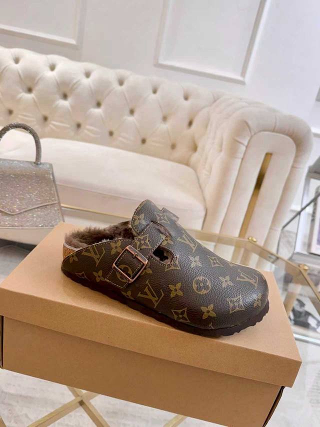 Lv情侣款羊毛拖鞋｜连脚尖都散发着高级感 这双Lv经典勃肯拖鞋，我们做到了 高版本 的极致还原，细节里都是奢侈的印记。 原版提花搭配细腻牛猄皮，复古质感信手拈来
