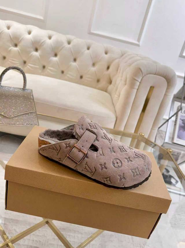 Lv情侣款羊毛拖鞋｜连脚尖都散发着高级感 这双Lv经典勃肯拖鞋，我们做到了 高版本 的极致还原，细节里都是奢侈的印记。 原版提花搭配细腻牛猄皮，复古质感信手拈来