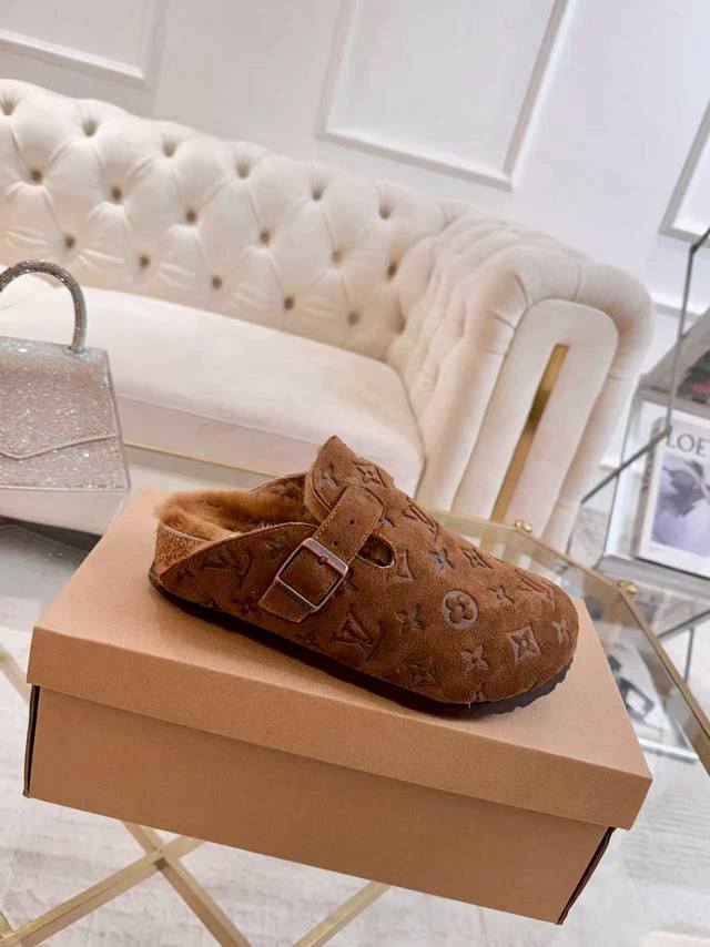 Lv情侣款羊毛拖鞋｜连脚尖都散发着高级感 这双Lv经典勃肯拖鞋，我们做到了 高版本 的极致还原，细节里都是奢侈的印记。 原版提花搭配细腻牛猄皮，复古质感信手拈来