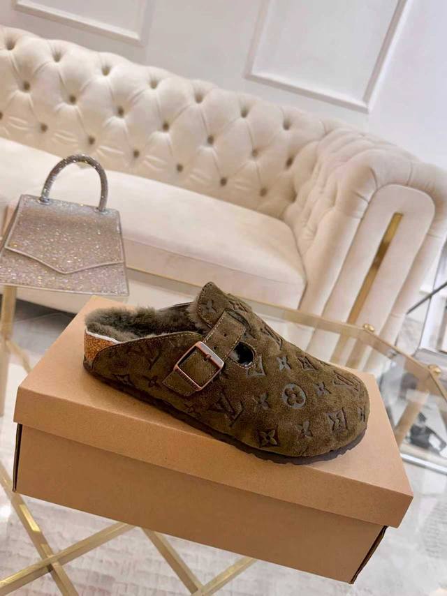 Lv情侣款羊毛拖鞋｜连脚尖都散发着高级感 这双Lv经典勃肯拖鞋，我们做到了 高版本 的极致还原，细节里都是奢侈的印记。 原版提花搭配细腻牛猄皮，复古质感信手拈来