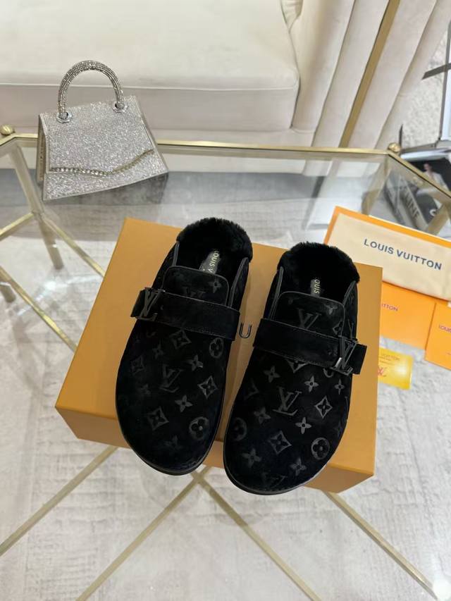 Lv情侣款羊毛拖鞋｜高级感拉满，脚底都是奢华 这双Lv经典包头拖鞋，我们做到了 高版本 的极致还原！ 核心优势一目了然： 原版提花+牛猄面料，质感细腻，一眼高级