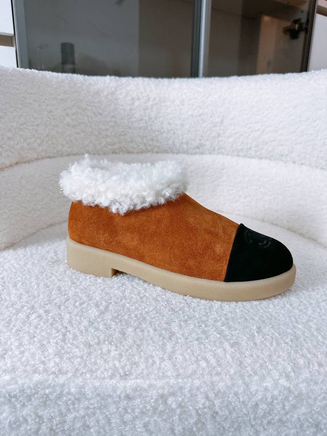 Chanel 香奈儿女孩的冬日终极浪漫｜代购级官网同步雪地靴 这才是真正的 香奈儿代购天花板 吧 鞋头经典双C刺绣 一针一线都是高定的语言 选用原版同款羊毛内里