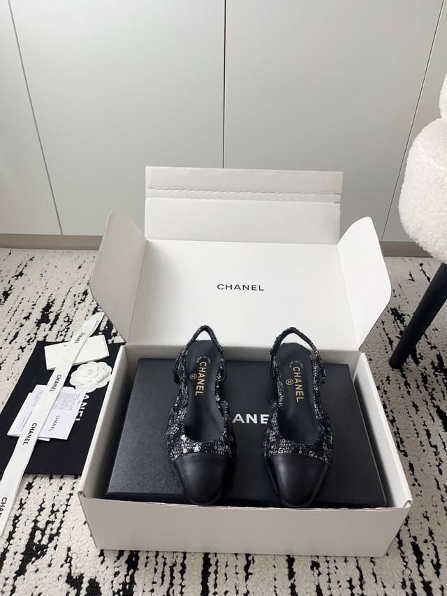 飞机盒+10Chanel 中空鞋｜官网同步 代购级臻藏 香家走秀款中空鞋终于等到！ 从鞋型到双C金属扣 每一处都按原版1:1复刻 连内里羊皮、意产真皮底都完美还