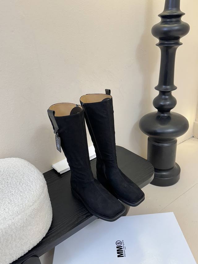 牛皮 牛京480 Mm6 26早秋新款高筒靴真的太爱了 麂皮长靴款 上脚真的不要太好看好吗？ 鞋面牛皮、内里牛皮 发泡底 码数:35-39 40定做 配原版一致