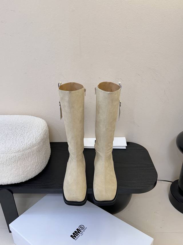 牛皮 牛京480 Mm6 26早秋新款高筒靴真的太爱了 麂皮长靴款 上脚真的不要太好看好吗？ 鞋面牛皮、内里牛皮 发泡底 码数:35-39 40定做 配原版一致