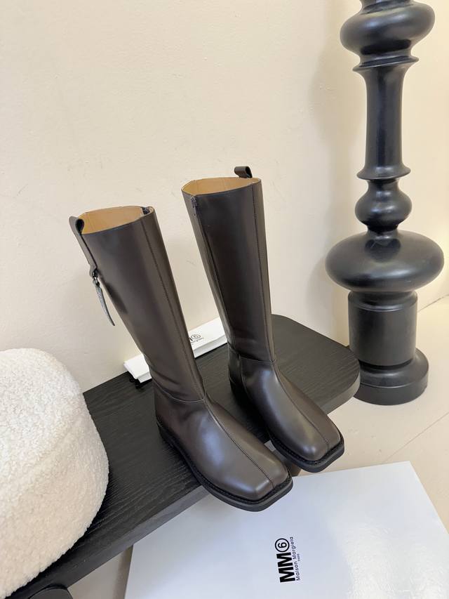 牛皮 牛京480 Mm6 26早秋新款高筒靴真的太爱了 麂皮长靴款 上脚真的不要太好看好吗？ 鞋面牛皮、内里牛皮 发泡底 码数:35-39 40定做 配原版一致