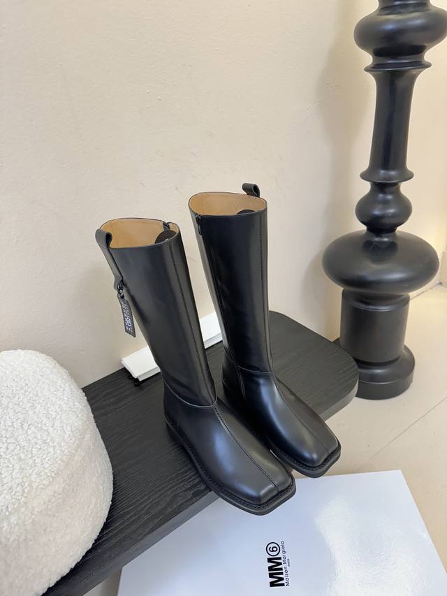 牛皮 牛京480 Mm6 26早秋新款高筒靴真的太爱了 麂皮长靴款 上脚真的不要太好看好吗？ 鞋面牛皮、内里牛皮 发泡底 码数:35-39 40定做 配原版一致