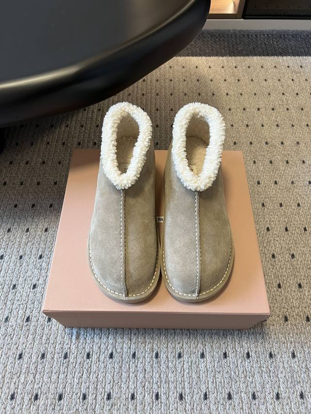 Miumi* 25Fw Deck Shoes 秋冬加绒保暖羊羔毛短筒雪地靴 结合了短靴与拖鞋的设计元素，鞋型圆润可爱，既有短靴的包裹感，又具备拖鞋的便捷性；鞋身