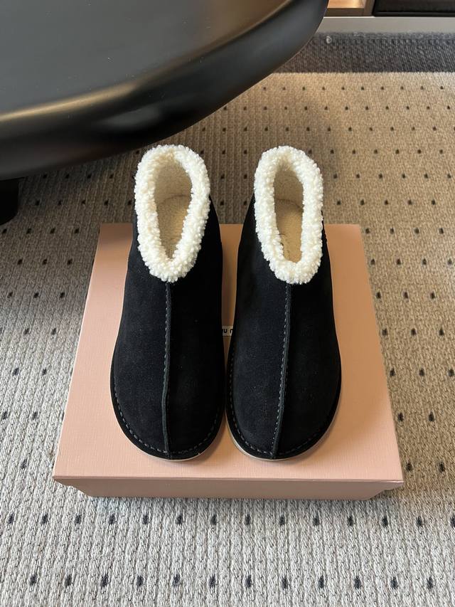 Miumi* 25Fw Deck Shoes 秋冬加绒保暖羊羔毛短筒雪地靴 结合了短靴与拖鞋的设计元素，鞋型圆润可爱，既有短靴的包裹感，又具备拖鞋的便捷性；鞋身