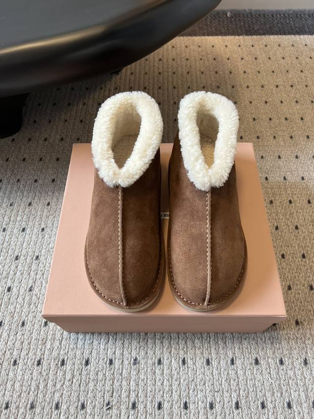 Miumi* 25Fw Deck Shoes 秋冬加绒保暖羊羔毛短筒雪地靴 结合了短靴与拖鞋的设计元素，鞋型圆润可爱，既有短靴的包裹感，又具备拖鞋的便捷性；鞋身