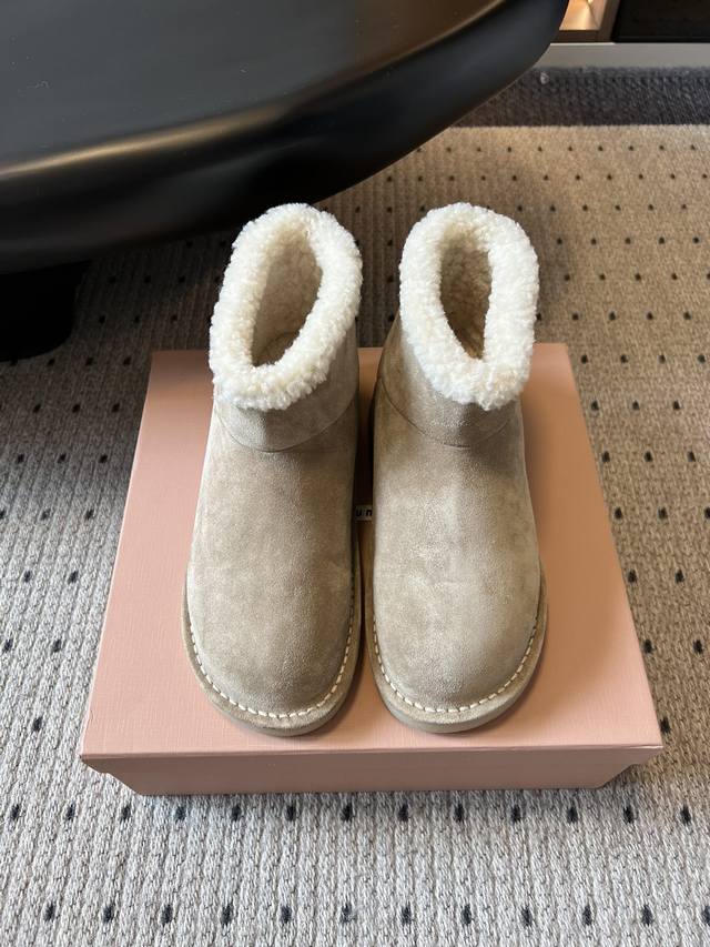 Miu Mi* 25Fw Deck Shoes 毛绒保暖雪地靴 这是一款雪地靴，有浅米色和深棕色等款式。外观上，鞋面采用质感细腻的反绒皮材质，鞋口处环绕着一圈蓬