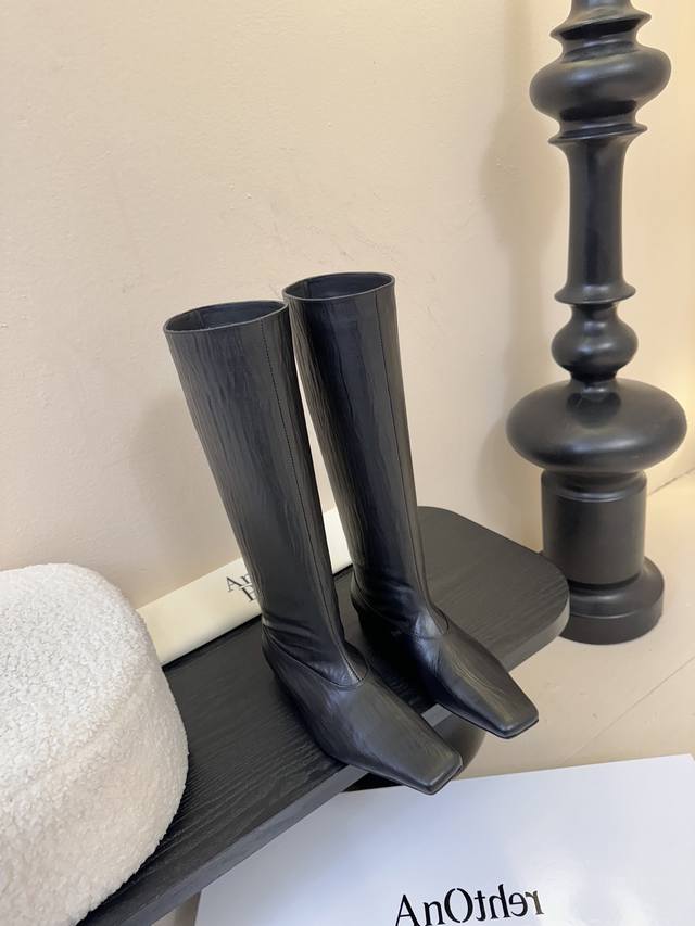 羊京 牛皮 Anotherproject2025秋冬新款复古骑士靴宝藏靴子酷飒有范儿的战靴，把时髦穿在脚上，对版牛皮 高丝光羊京面料，羊皮内里，码数：35-39