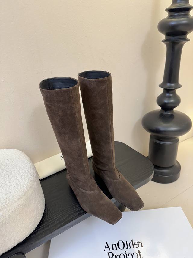 羊京 牛皮 Anotherproject2025秋冬新款复古骑士靴宝藏靴子酷飒有范儿的战靴，把时髦穿在脚上，对版牛皮 高丝光羊京面料，羊皮内里，码数：35-39