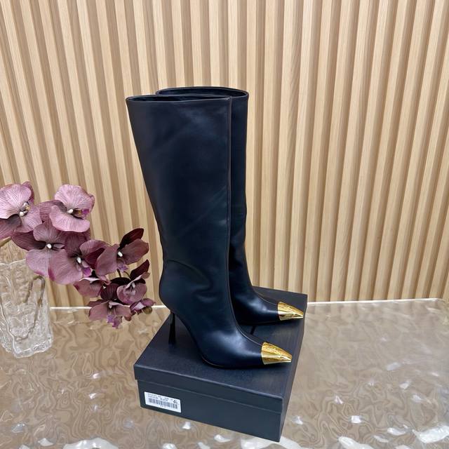 新款Ysl 圣罗兰 Ss 尖头短靴 高跟新品 走秀款短靴 全新春夏系列后带方扣高跟凉鞋 ！ 尖头高跟拖鞋淡淡的夏日里怎么少得了一双仙女鞋 各种小裙子搭配起来 完