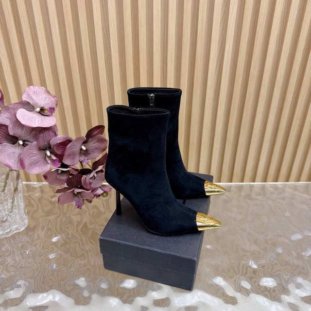 新款Ysl 圣罗兰 Ss 尖头短靴 高跟新品 走秀款短靴 全新春夏系列后带方扣高跟凉鞋 ！ 尖头高跟拖鞋淡淡的夏日里怎么少得了一双仙女鞋 各种小裙子搭配起来 完