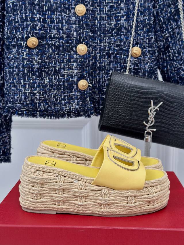 厂价 Valentin｜华伦天伦24S春夏 新品大V扣厚底拖鞋 经典的大V扣元素设计 彰显了品牌独有的风格 奢华时尚 极有辨识度 厚底在拉长腿方面真的Yyds百