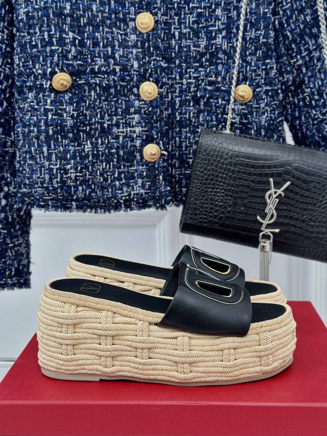 厂价 Valentin｜华伦天伦24S春夏 新品大V扣厚底拖鞋 经典的大V扣元素设计 彰显了品牌独有的风格 奢华时尚 极有辨识度 厚底在拉长腿方面真的Yyds百