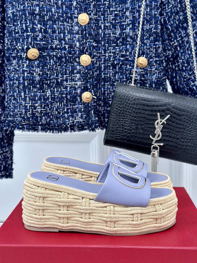 厂价 Valentin｜华伦天伦24S春夏 新品大V扣厚底拖鞋 经典的大V扣元素设计 彰显了品牌独有的风格 奢华时尚 极有辨识度 厚底在拉长腿方面真的Yyds百