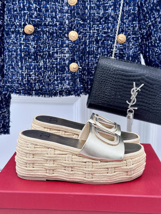 厂价 Valentin｜华伦天伦24S春夏 新品大V扣厚底拖鞋 经典的大V扣元素设计 彰显了品牌独有的风格 奢华时尚 极有辨识度 厚底在拉长腿方面真的Yyds百