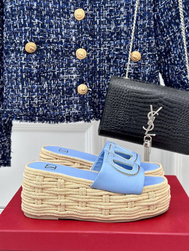 厂价 Valentin｜华伦天伦24S春夏 新品大V扣厚底拖鞋 经典的大V扣元素设计 彰显了品牌独有的风格 奢华时尚 极有辨识度 厚底在拉长腿方面真的Yyds百