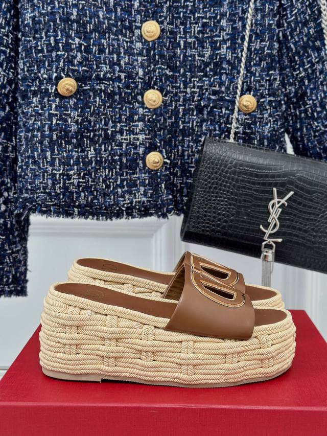 厂价 Valentin｜华伦天伦24S春夏 新品大V扣厚底拖鞋 经典的大V扣元素设计 彰显了品牌独有的风格 奢华时尚 极有辨识度 厚底在拉长腿方面真的Yyds百