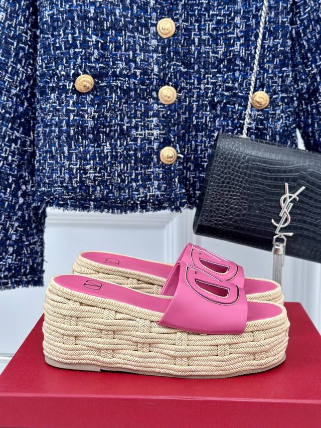 厂价 Valentin｜华伦天伦24S春夏 新品大V扣厚底拖鞋 经典的大V扣元素设计 彰显了品牌独有的风格 奢华时尚 极有辨识度 厚底在拉长腿方面真的Yyds百