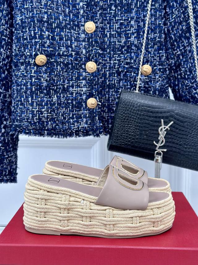 厂价 Valentin｜华伦天伦24S春夏 新品大V扣厚底拖鞋 经典的大V扣元素设计 彰显了品牌独有的风格 奢华时尚 极有辨识度 厚底在拉长腿方面真的Yyds百