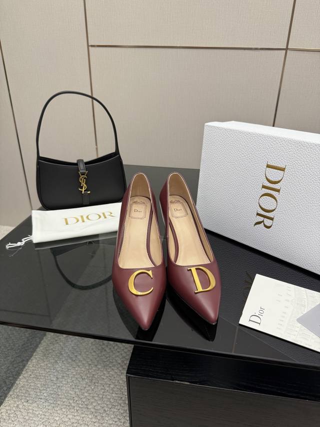 Dior2025 春夏尖头高跟单鞋系列 延续D家永恒经典！这款鞋低调不失华丽 性感又不显张扬 鞋型是大家都爱的秀气款 非常非常显瘦 侧面整个弧度将脚部曲线完美展