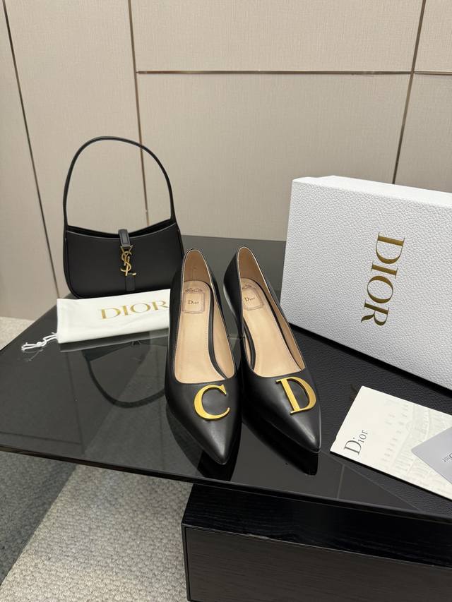 Dior2025 春夏尖头高跟单鞋系列 延续D家永恒经典！这款鞋低调不失华丽 性感又不显张扬 鞋型是大家都爱的秀气款 非常非常显瘦 侧面整个弧度将脚部曲线完美展