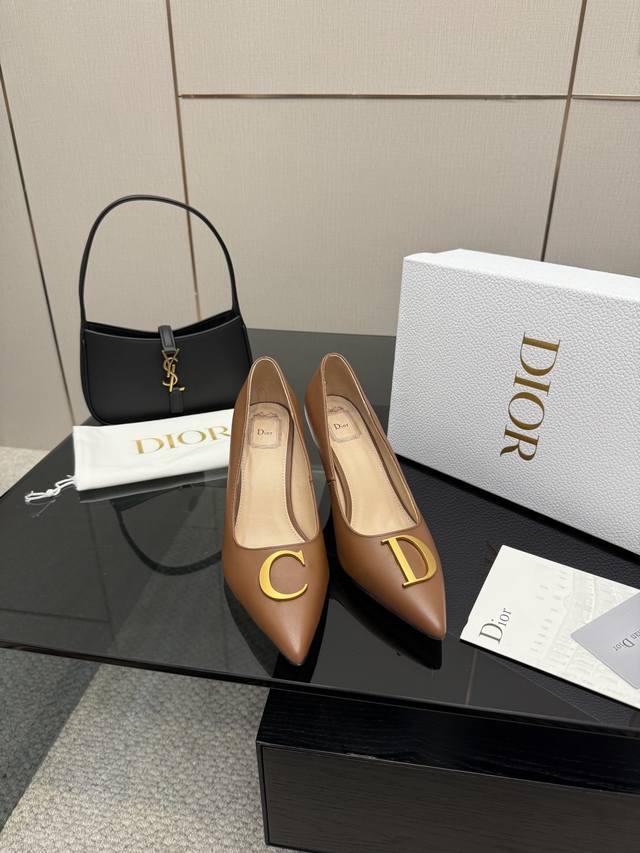 Dior2025 春夏尖头高跟单鞋系列 延续D家永恒经典！这款鞋低调不失华丽 性感又不显张扬 鞋型是大家都爱的秀气款 非常非常显瘦 侧面整个弧度将脚部曲线完美展